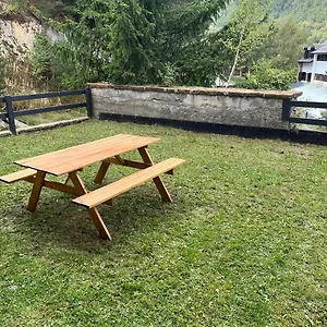 A Pie De Pistas De Zz House , Espot España